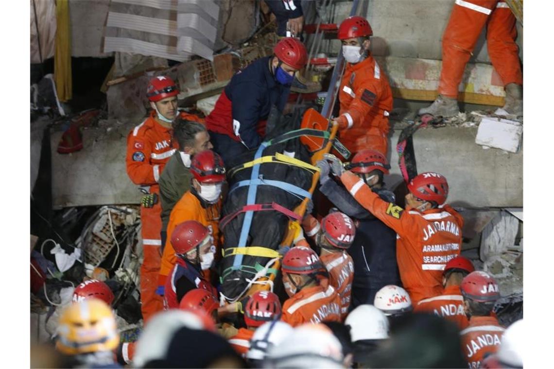 Nach einem Erdbeben in der Ägäis wird nach Überlebenden und Opfern gesucht. Foto: Darko Bandic/AP/dpa