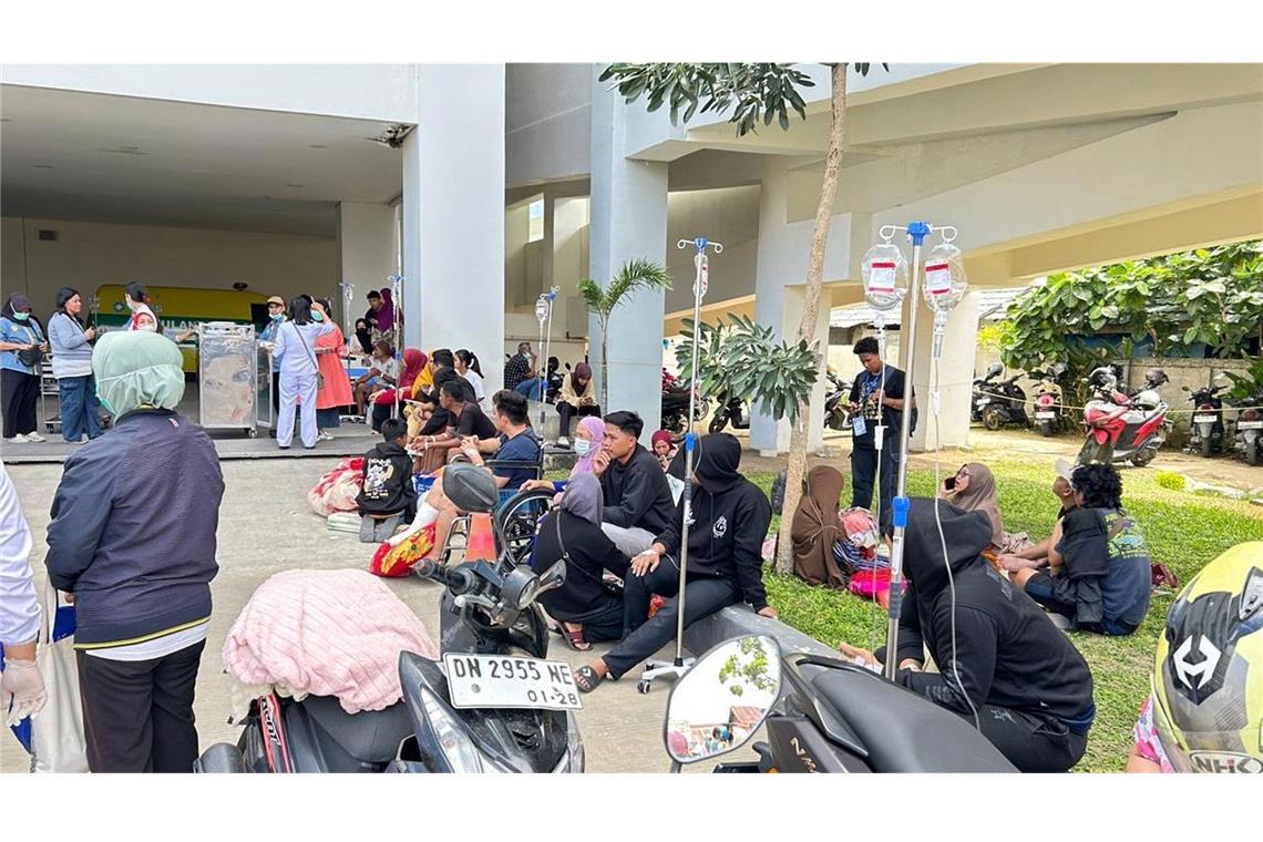 Nach einem Erdbeben in Palu in Zentral-Sulawesi Indonesien, werden Patienten aus einem örtlichen Krankenhaus evakuiert.