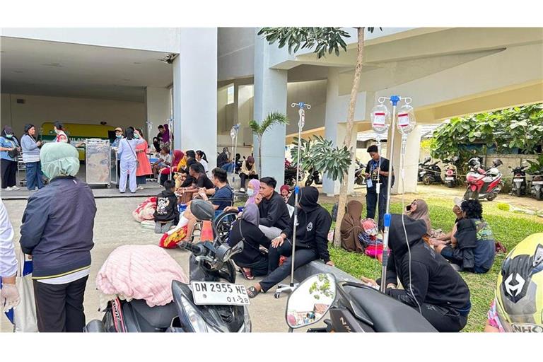 Nach einem Erdbeben in Palu in Zentral-Sulawesi Indonesien, werden Patienten aus einem örtlichen Krankenhaus evakuiert.