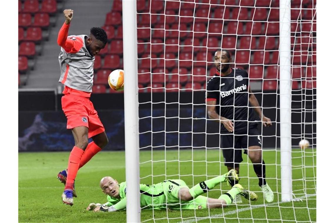 Nach einem Fangfehler von Leverkusens Torwart Niklas Lomb braucht Jordan Siebatcheu (l) nur noch zum 1:0 für Young Boys Bern einzunicken. Foto: Martin Meissner/Pool AP/dpa