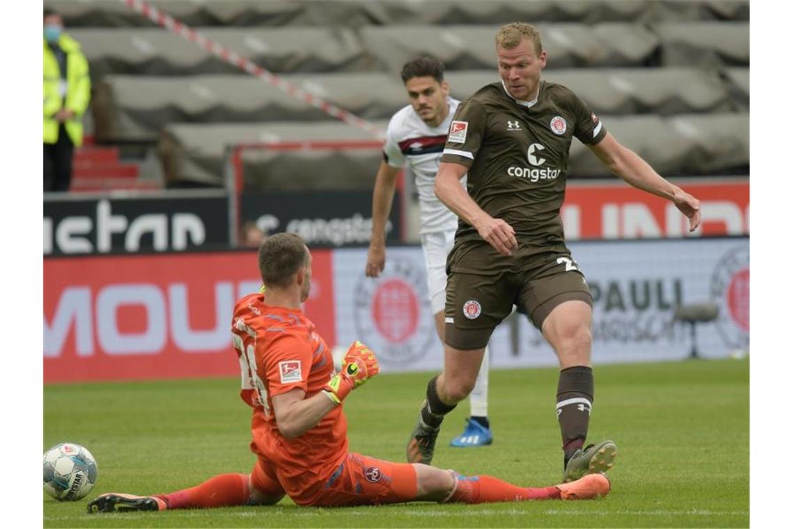 Nach einem Foul an Pauli-Profi Henk Veerman (r) sah Nürnbergs Torwart Christian Mathenia die Rote Karte. Foto: Axel Heimken/dpa - Pool/dpa