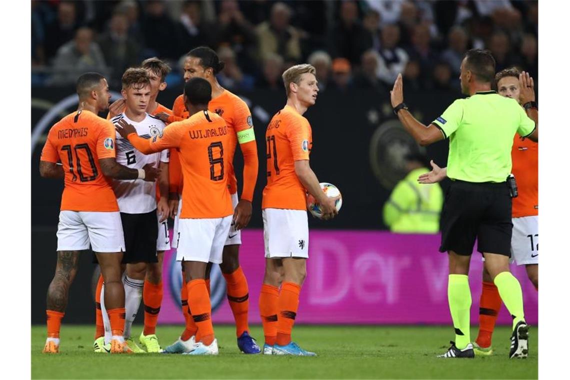 DFB-Dämpfer im Prestige-Duell: Niederlande nimmt Revanche Nach einem Foul von Joshua Kimmich (2.v.l.) kochten die Emotionen hoch. Foto: Christian Charisius