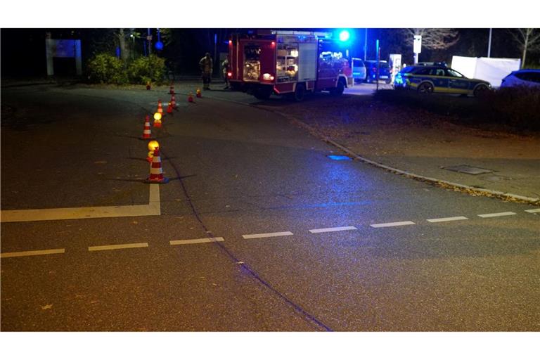 Nach einem gemeinsamen Restaurantbesuch hat ein Autofahrer seinen Bekannten erfasst und knapp 70 Meter mitgeschleift.