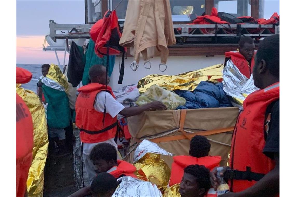 Rettungsschiffe „Eleonore“ und „Mare Jonio“ dürfen anlegen Nach einem Gewitter mit schweren Regenfällen schützen sich die rund 100 Migranten an Deck der „Eleonore“ mit Rettungsdecken. Foto: Johannes Filous