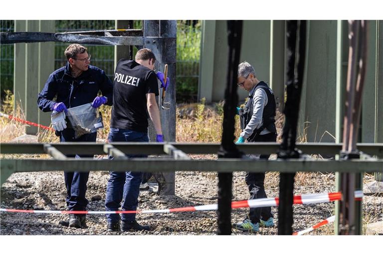 Nach einem großflächigen Stromausfall in Reutlingen stehen Polizeikräfte auf dem Gelände eines Umspannwerks.