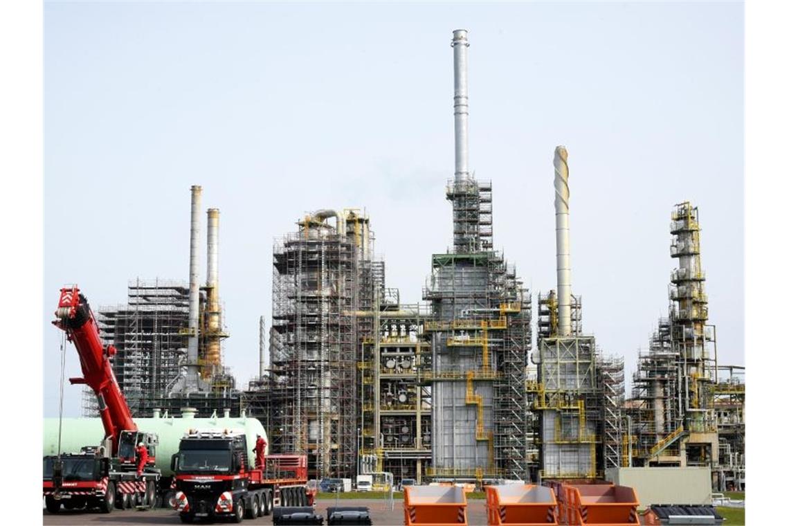 Chemiebranche nach gutem Start für 2021 noch optimistischer Nach einem guten ersten Quartal rechnet die deutsche Chemie- und Pharmaindustrie im Gesamtjahr 2021 mit noch besseren Geschäften als zuletzt erwartet. Foto: Waltraud Grubitzsch/dpa-Zentralbild/dpa/Archivbild