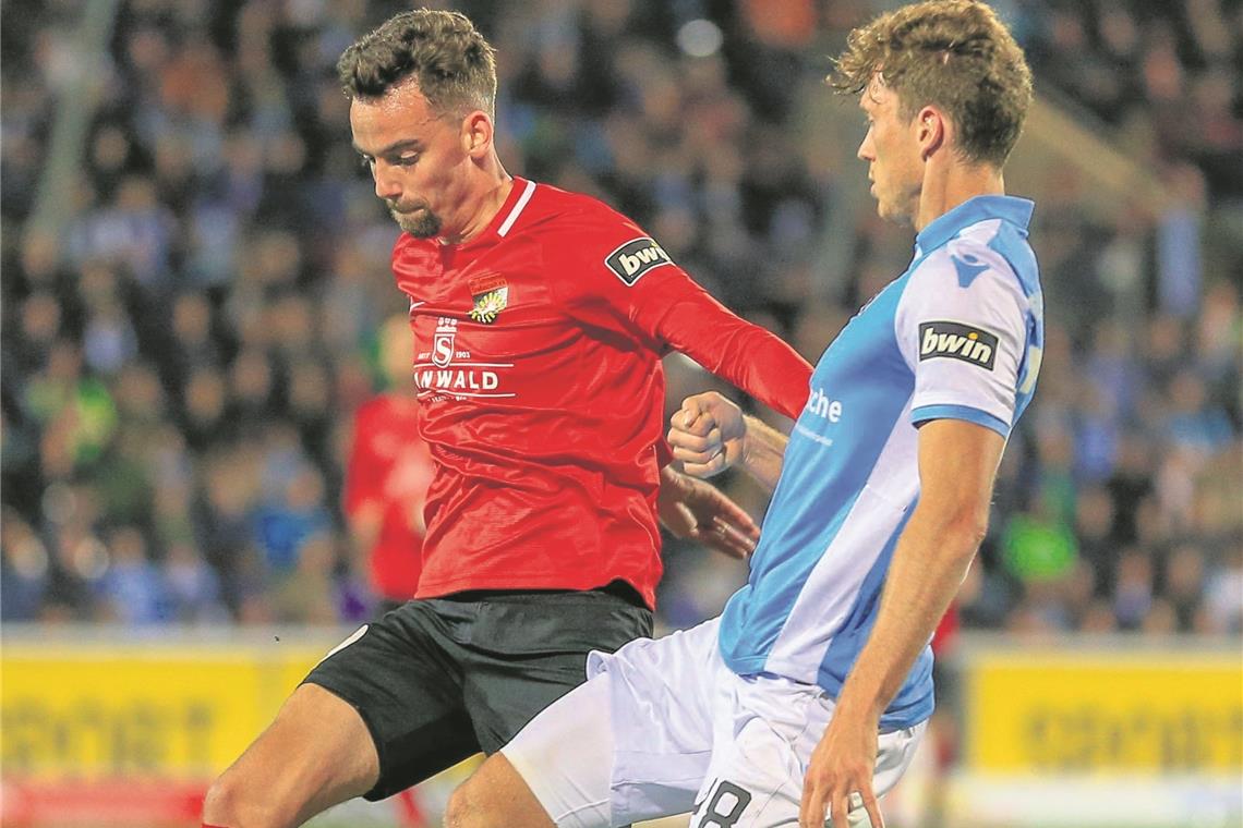 Nach einem halben Jahr das erste Mal wieder am Ball und dann bei der spielentscheidenden Szene gleich im Blickpunkt: Aspachs lang verletzter Mittelfeldmann Marco Hingerl (links). Foto: A. Becher