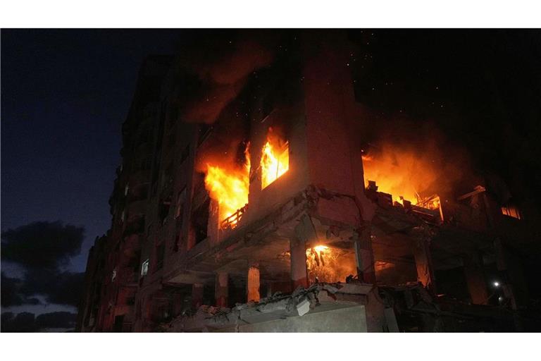 Nach einem israelischen Angriff im Stadtteil Rimal in der Stadt Gaza schlagen Flammen aus einem Wohnhaus (Archivbild).