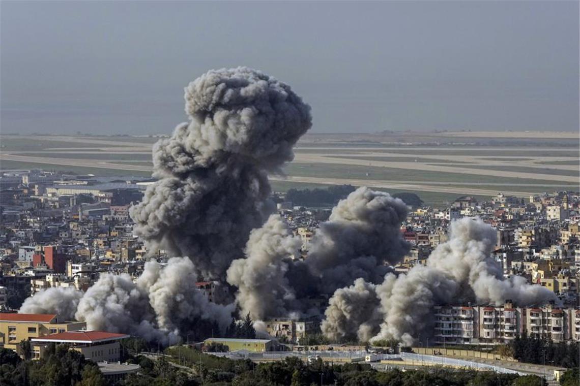 Israels Armee erklärt weitere Hamas-Geisel für tot Nach einem israelischen Luftangriff auf Dahieh, einem südlichen Vorort von Beirut, steigt Rauch auf.