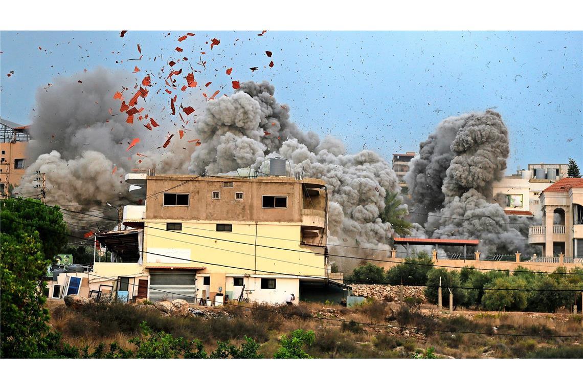 Nach einem israelischen Luftangriff auf das Dorf Teir Debba im Südlibanon im vergangenen Jahr steigt Rauch auf. (Archivbild)