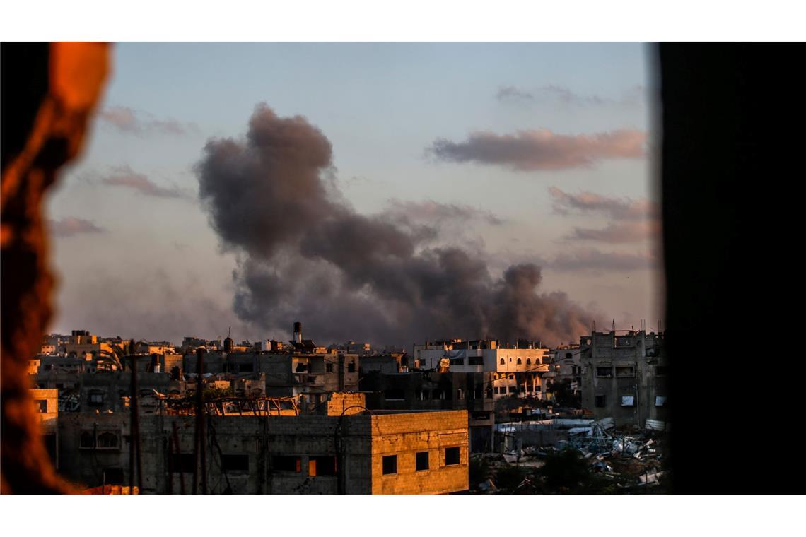 Bilder des Tages Nach einem israelischen Luftangriff im Flüchtlingslager Jabalia im nördlichen Gazastreifen steigt Rauch auf.