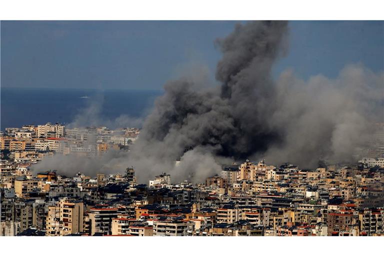 Nach einem israelischen Luftangriff im Süden Beiruts steigt schwarzer Rauch auf (Archivfoto).