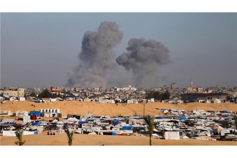 Nach einem israelischen Luftangriff östlich von Rafah im Gazastreifen steigt Rauch auf.