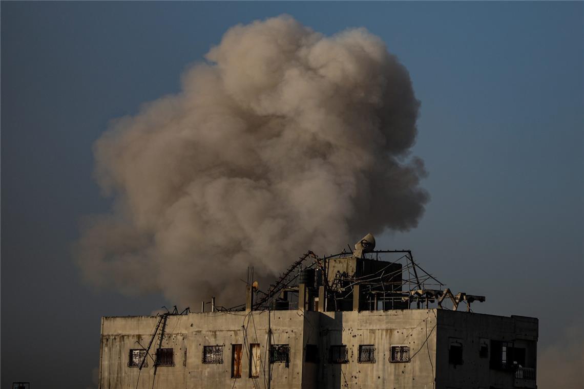 Netanjahu warnt Einwohner der Stadt Gaza: „verschwinden Sie" Nach einem israelischen Luftangriff während einer Militäroperation im Viertel Al Sabra in Gaza-Stadt steigt Rauch auf.