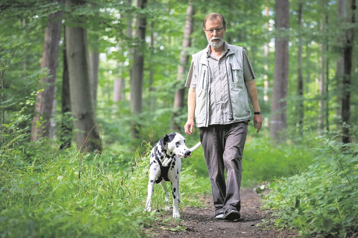 Nach einem kardiologischen Warnschuss hat ein Arzt Heinz Franke mehr Bewegung verordnet. Der Schaffer hat sich dies zu Herzen genommen und marschiert täglich mindestens eine halbe Stunde lang, egal bei welchem Wetter oder zu welcher Tageszeit, gerne auch mit Hund Frodo. Foto: A. Becher