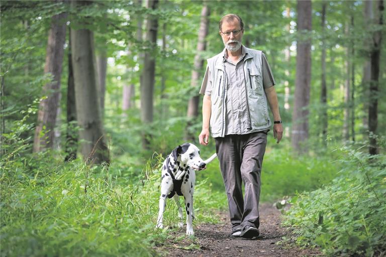 Nach einem kardiologischen Warnschuss hat ein Arzt Heinz Franke mehr Bewegung verordnet. Der Schaffer hat sich dies zu Herzen genommen und marschiert täglich mindestens eine halbe Stunde lang, egal bei welchem Wetter oder zu welcher Tageszeit, gerne auch mit Hund Frodo. Foto: A. Becher