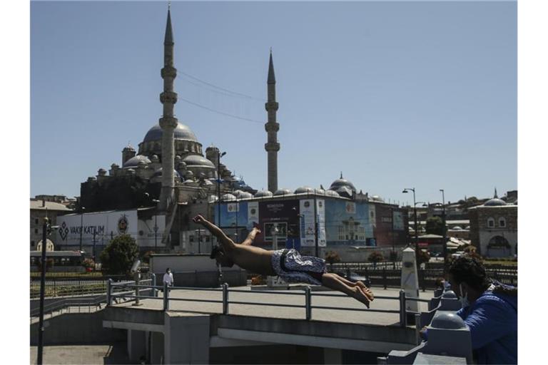 Nach einem langen harten Lockdown lockert die Türkei die Corona-Beschränkungen. Foto: Emrah Gurel/AP/dpa