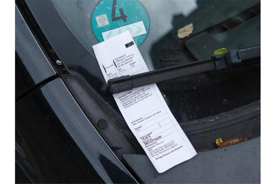 Rasen wird teurer - Neuer Bußgeldkatalog kommt Nach einem langen Streit zwischen Bund und Ländern hat der Bundesrat Änderungen am Bußgeldkatalog beschlossen. Foto: Ole Spata/dpa
