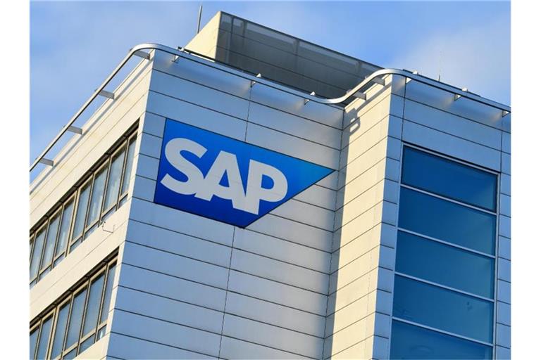 Nach einem leichten Umsatzrückgang 2020 rechnet SAP 2021 mit einem Minus beim bereinigten Betriebsergebnis - im Extremfall um bis zu 6 Prozent. Foto: Uwe Anspach/dpa