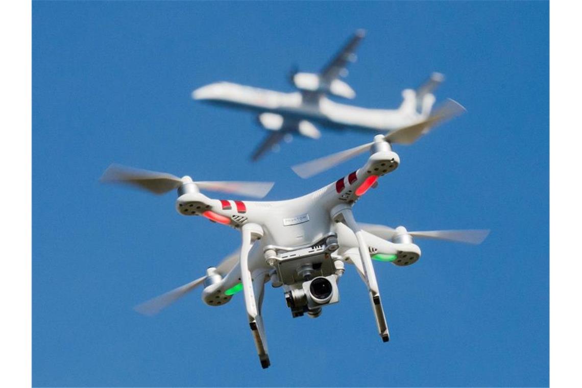 Nach einem Medienbericht wurden im vergangenen Jahr 158 Fälle gemeldet, in denen Drohnen den Flugverkehr in Deutschland störten. Foto: picture alliance / dpa