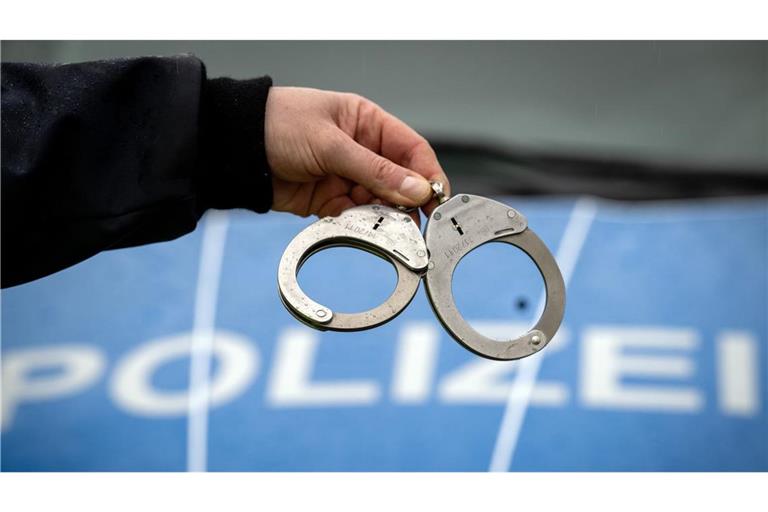 Nach einem Millionen-Betrug hat die Polizei im Kreis Heilbronn einen mutmaßlichen Geldabholer auf frischer Tat ertappt und festgenommen (Symbolbild).