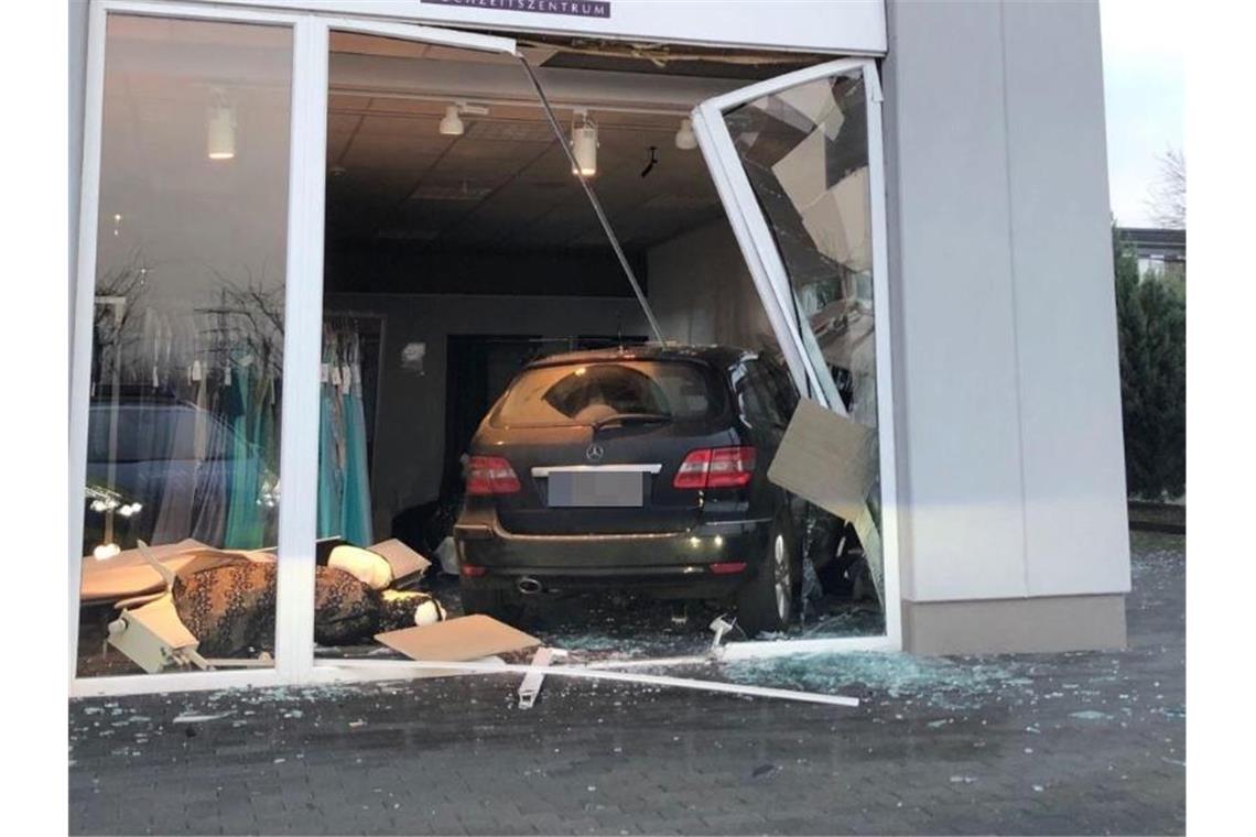 Eingeparkt im Brautmodengeschäft Nach einem missglückten Einparkmanöver ist ein Auto in Kerpen in einem Brautmodengeschäft gelandet. Foto: Polizei Hürth/Polizei/dpa