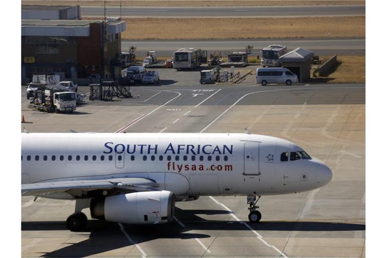 Nach einem monatelangen Rettungsverfahren ist die südafrikanische Fluggesellschaft South African Airways erstmalig wieder geflogen. Foto: Kim Ludbrook/epa/dpa