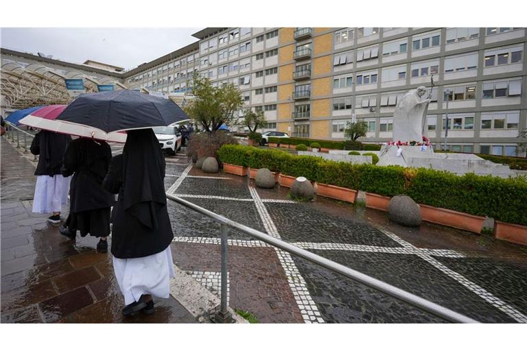 Nach einem neuen Atemnot-Anfall verbrachte Papst Franziskus in der Gemelli-Klinik offiziellen Angaben zufolge eine ruhige Nacht.
