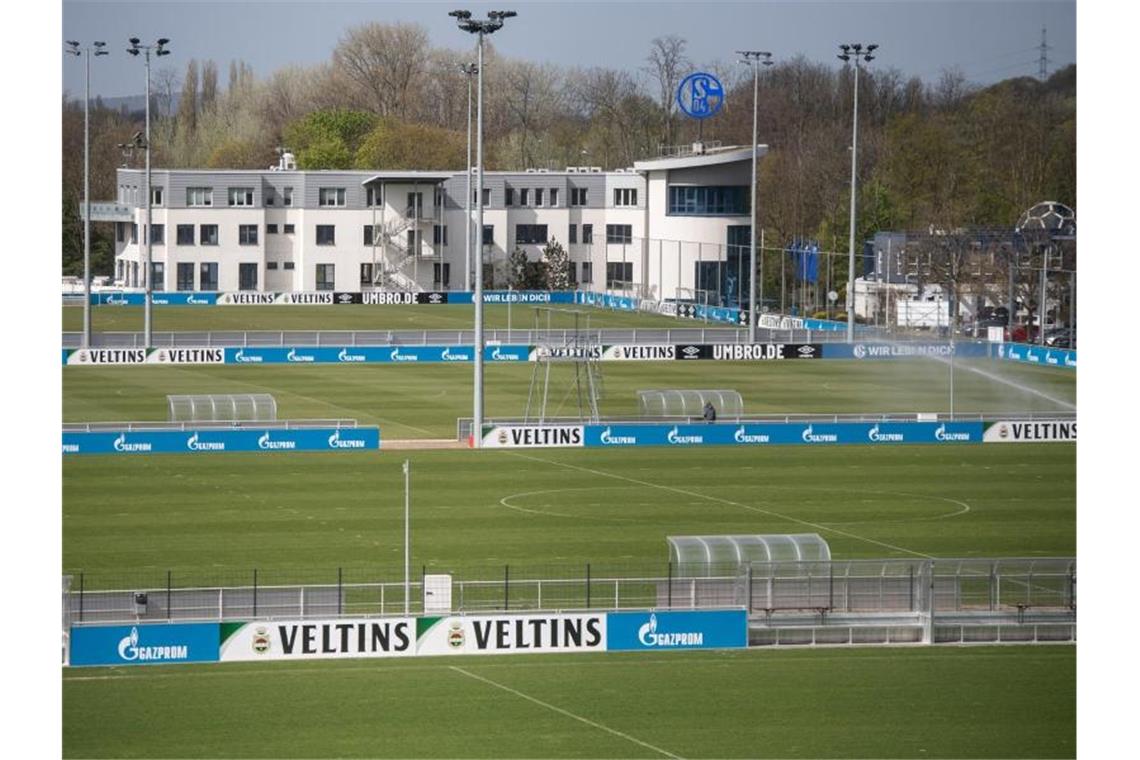 Schnelltest fällt positiv aus: Schalke-Spieler in Isolation Nach einem positiven Corona-Schnelltest wurde das Schalke-Training abgesagt. Foto: Bernd Thissen/dpa