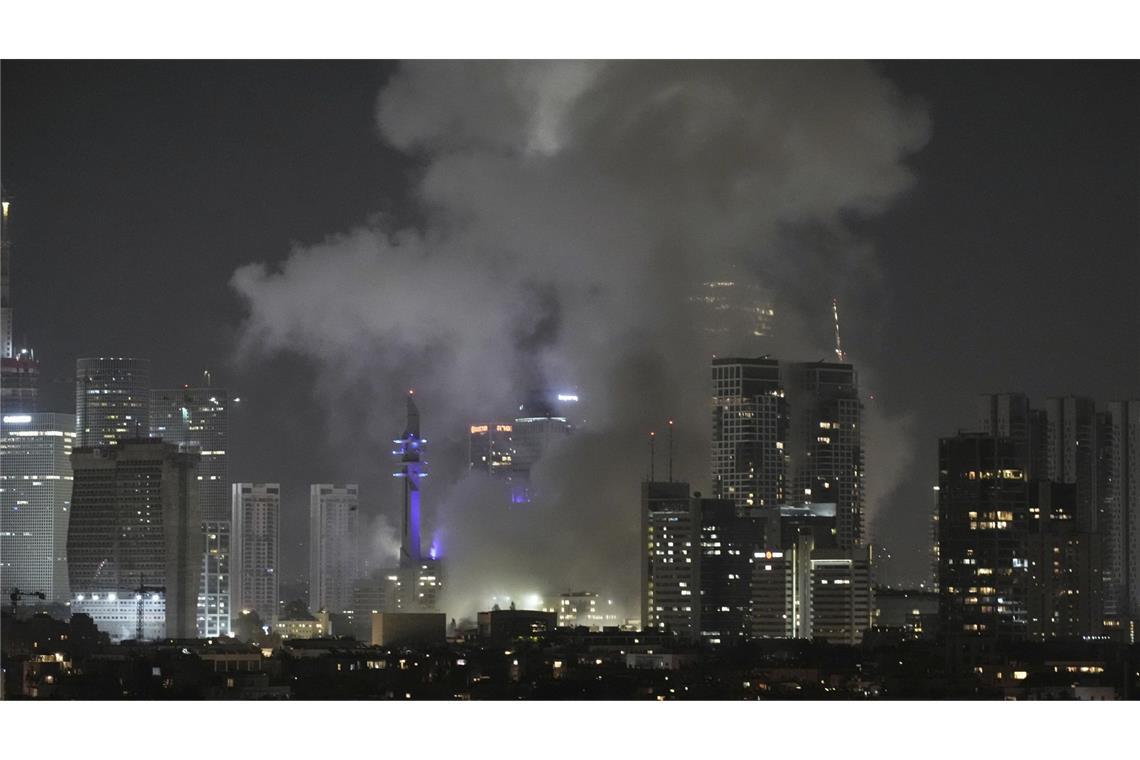 Iran startet großen Gegenangriff mit Raketen auf Israel Nach einem Raketenangriff steigt Rauch über Tel Aviv auf.