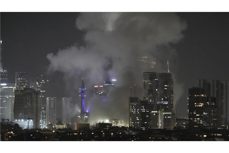 Nach einem Raketenangriff steigt Rauch über Tel Aviv auf.