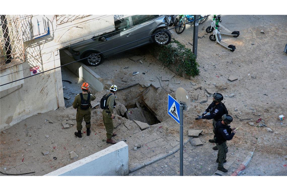 Nach einem Raketeneinschlag in Tel Aviv sind Anwohner schockiert.
