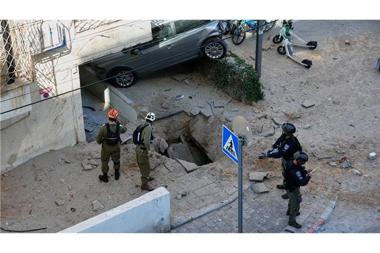 Nach einem Raketeneinschlag in Tel Aviv sind Anwohner schockiert.