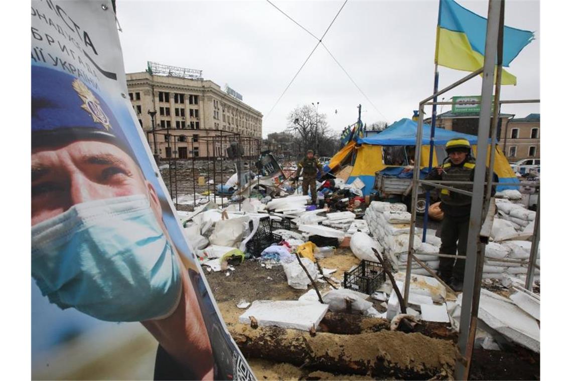 Experten verurteilen Einsatz von Streumunition in Ukraine Nach einem Raketeneinschlag vor dem Gebäude der regionalen Verwaltung in Charkiw. Foto: --/Ukrinform/dpa