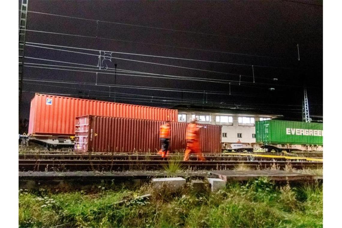Bahnstrecke zwischen Wörth und Karlsruhe noch Tage gesperrt Nach einem Rangierunfall ist die Zugstrecke zwischen dem Bahnhof Wörth am Rhein und Karlsruhe gesperrt. Foto: Aaron Klewer/Einsatz-Report24/dpa