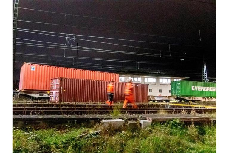 Nach einem Rangierunfall ist die Zugstrecke zwischen dem Bahnhof Wörth am Rhein und Karlsruhe gesperrt. Foto: Aaron Klewer/Einsatz-Report24/dpa