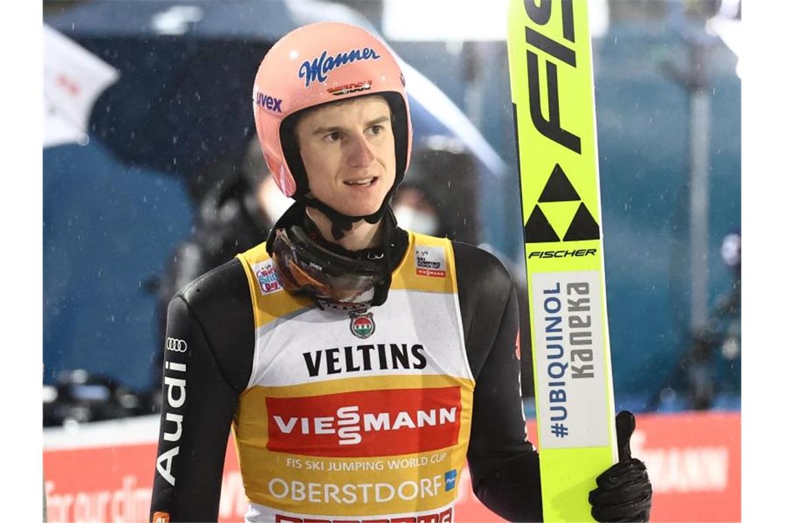 Nach einem Ruhetag greift Karl Geiger in Garmisch wieder nach dem Spitzenplatz. Foto: Daniel Karmann/dpa