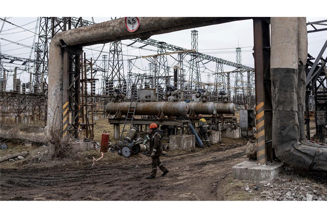 Luftangriff auf Ukraine: Netzbetreiber ruft Stromsperren aus Nach einem russischen Angriff sind Reparaturarbeiten an den Kraftwerken der Ukraine notwendig. (Archivbild)