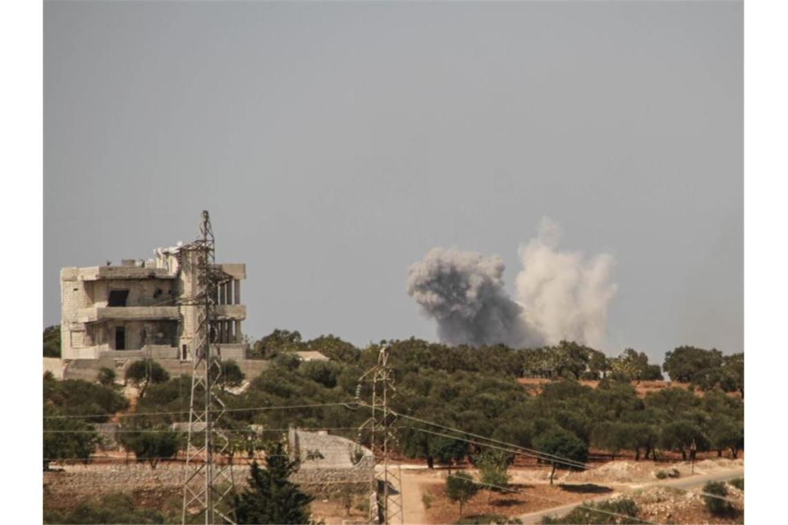 Russische Luftangriffe in Idlib - Aktivisten zählen 78 Tote Nach einem russischen Luftangriff steigen am Rande der Provinz Idlib Rauchschwaden auf. Foto: Moawia Atrash/ZUMA Wire/dpa