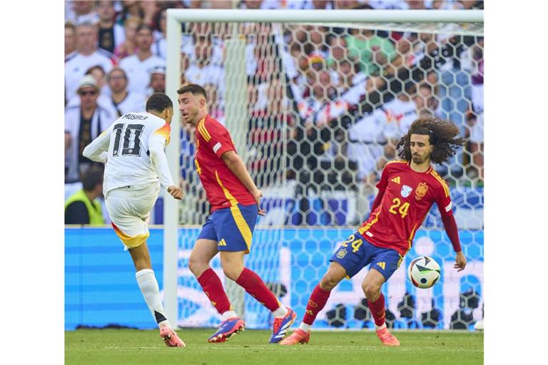 Nach einem Schuss von Jamal Musiala (li.) bekommt Spaniens Marc Cucurella den Ball im Strafraum an die Hand.