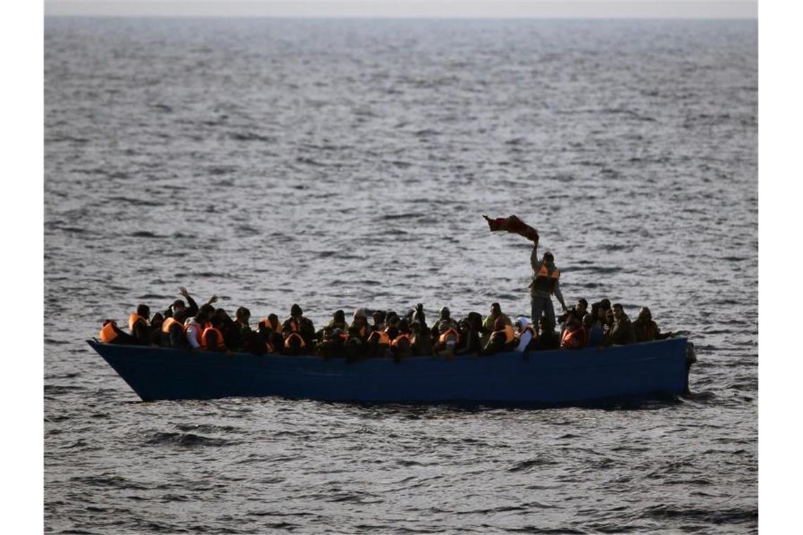 Retter: Mindestens 70 Tote bei Bootsunglück im Mittelmeer Nach einem schweren Bootsunglück vor der Küste Libyens werden 115 Migranten vermisst. Foto: Emilio Morenatti/AP/Symbolbild