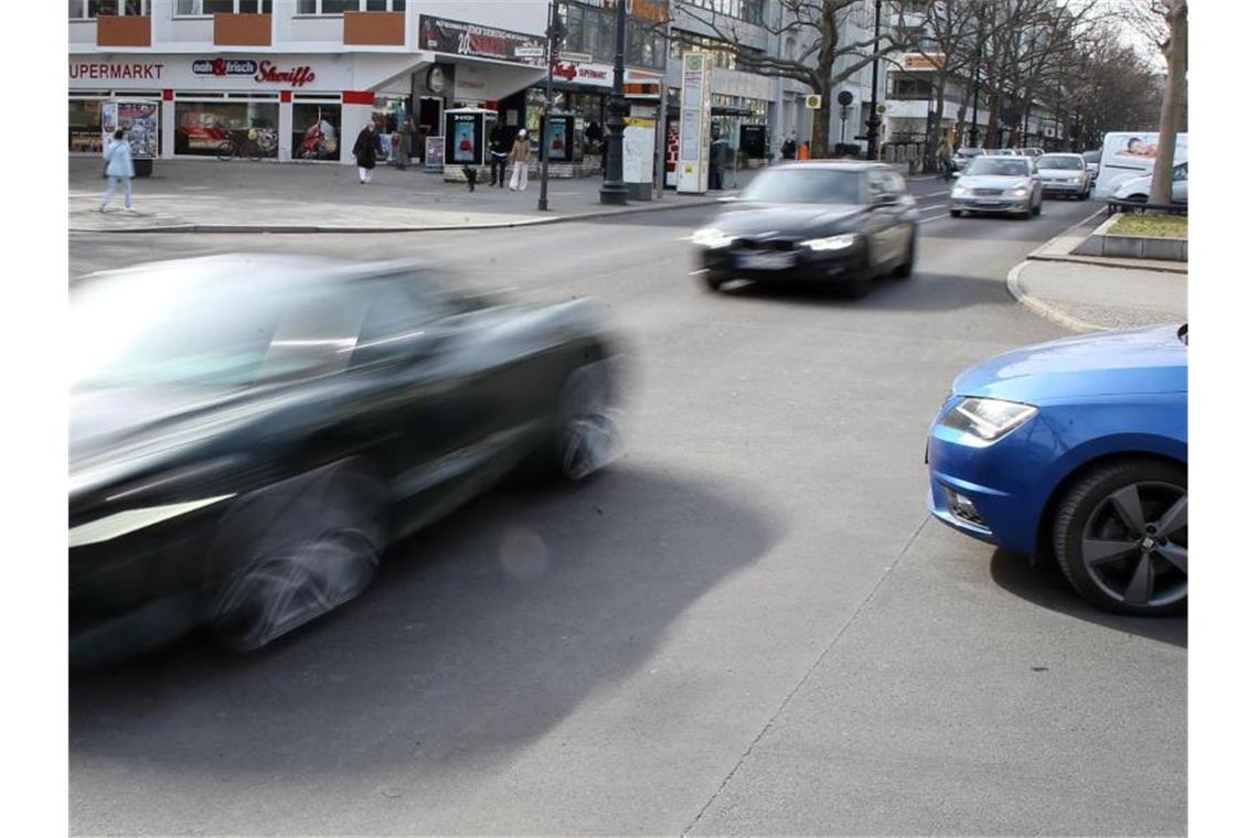 Raserunfall auf Berliner Ku'damm - Angeklagter gesteht Nach einem schweren Raserunfall auf der Straße vor rund einem halben Jahr muss sich nun ein 29-Jähriger vor Gericht verantworten. (Symbolbild). Foto: Wolfgang Kumm/dpa
