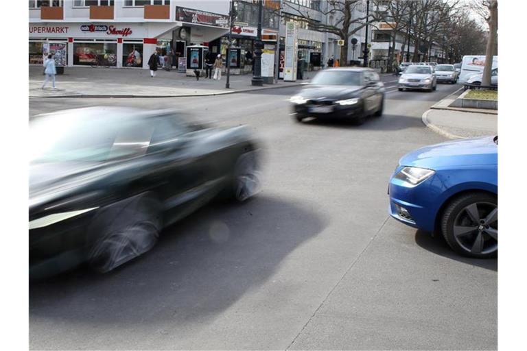 Nach einem schweren Raserunfall auf der Straße vor rund einem halben Jahr muss sich nun ein 29-Jähriger vor Gericht verantworten. (Symbolbild). Foto: Wolfgang Kumm/dpa