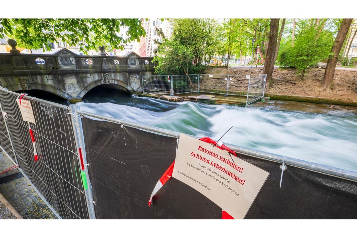 Nach Tod einer Surferin: Wasser am Eisbach wird abgesenkt Nach einem schweren Surfunfall wollen die Behörden das Wasser an der Münchner Eisbachwelle absenken.