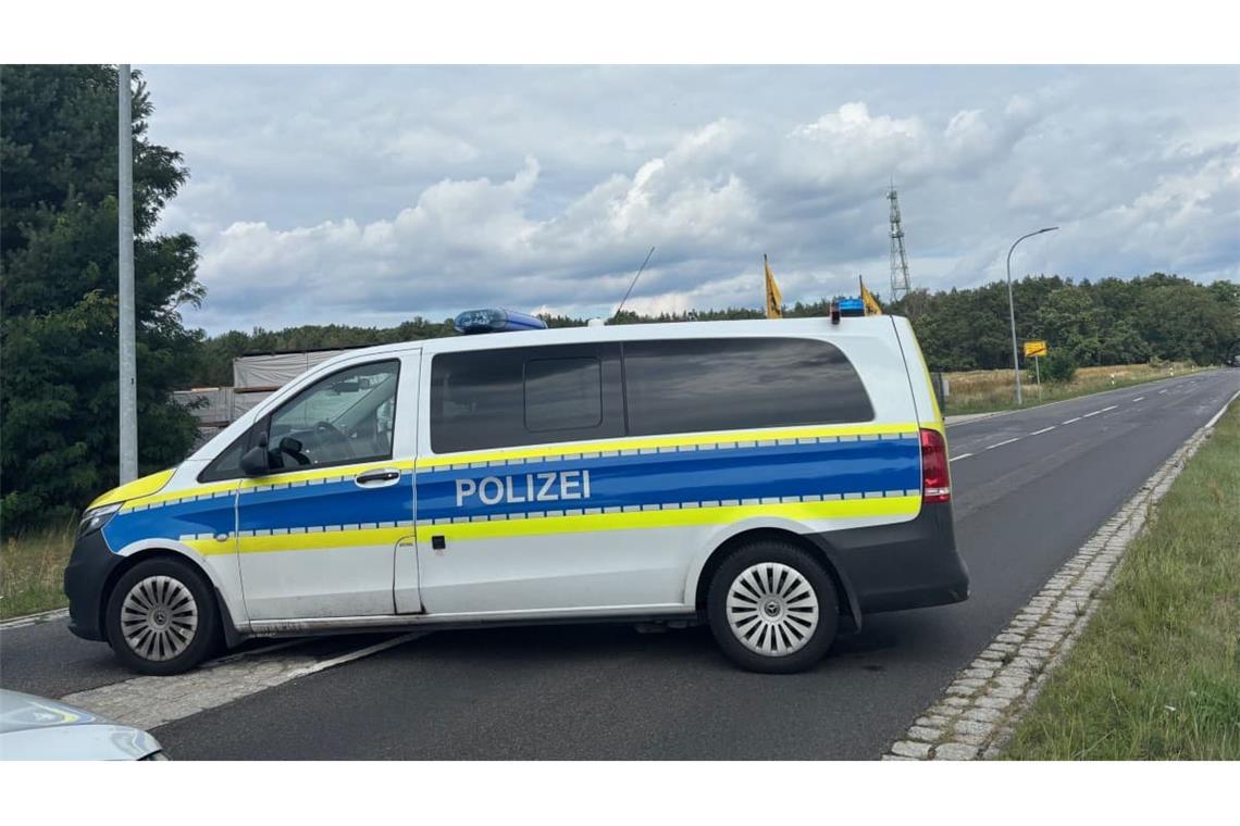 Nach einem Sprengstoffanschlag in Preilack bei Jänschwald wird die Zufahrtsstraße nach Preilack mittlerweile von der Polizei abgesperrt.