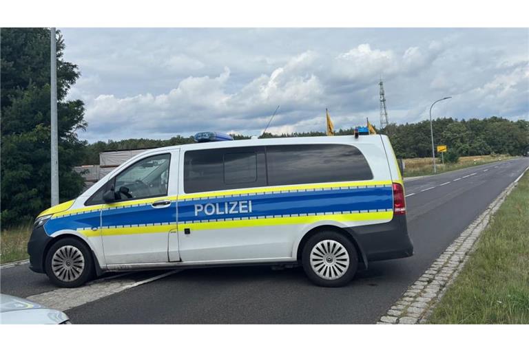 Nach einem Sprengstoffanschlag in Preilack bei Jänschwald wird die Zufahrtsstraße nach Preilack mittlerweile von der Polizei abgesperrt.