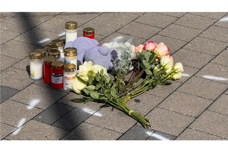 Nach einem Streit auf einem Parkplatz soll ein 18-Jähriger einen 12 Jahre alten Jungen in Niedernhall (Hohenlohekreis) mit dem Auto verfolgt, angefahren und tödlich verletzt habe.