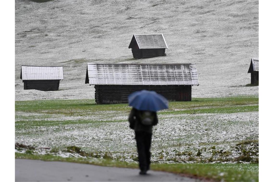 Nach einem Temperatursturz ist in einem Tal im oberbayerischen Landkreis Garmisch-Partenkirchen der erste Schnee gefallen. Foto: Angelika Warmuth/dpa