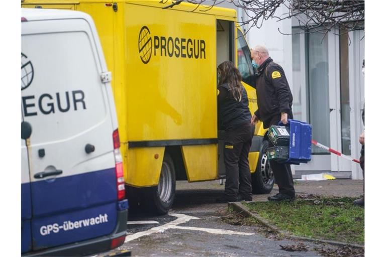 Nach einem Überfall auf den gelben Geldtransporter sind mehrere Bewaffnete in Frankfurt am Main noch auf der Flucht. Foto: Frank Rumpenhorst/dpa