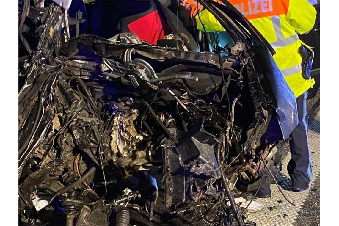 Geisterfahrer reißt drei Männer mit in den Tod Nach einem Unfall auf der A99 ist ein Fahrzeug völlig zerstört. Foto: Michael Schmelzer/vifogra/dpa
